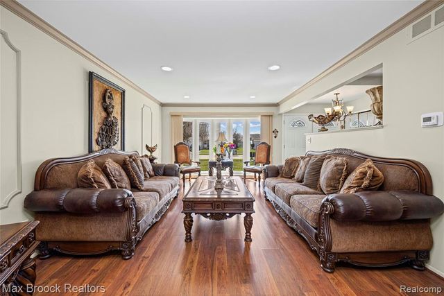 2923 Groves Drive, Sterling Heights, MI 48310