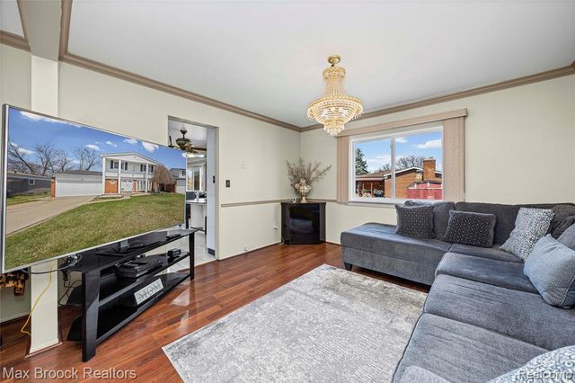 2923 Groves Drive, Sterling Heights, MI 48310