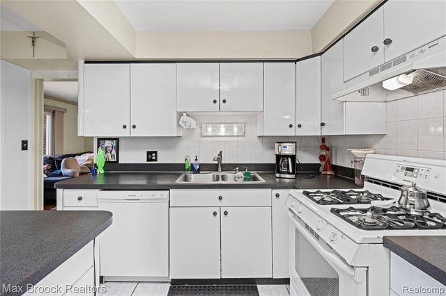 2923 Groves Drive, Sterling Heights, MI 48310