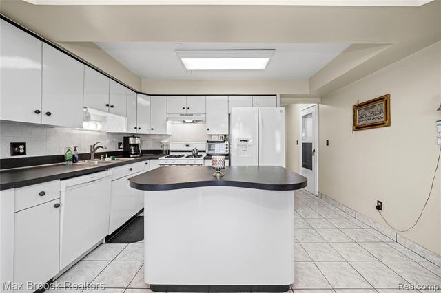 2923 Groves Drive, Sterling Heights, MI 48310