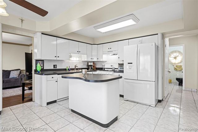 2923 Groves Drive, Sterling Heights, MI 48310