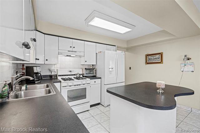 2923 Groves Drive, Sterling Heights, MI 48310