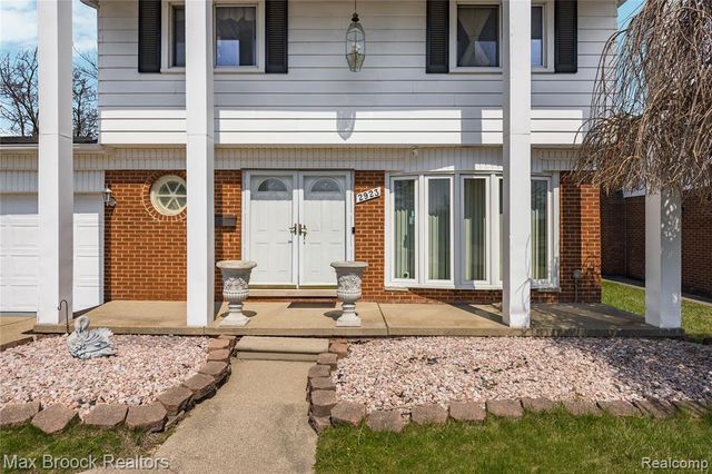 2923 Groves Drive, Sterling Heights, MI 48310