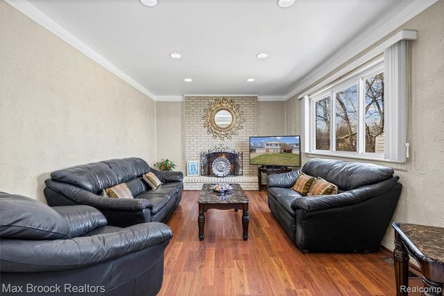 2923 Groves Drive, Sterling Heights, MI 48310