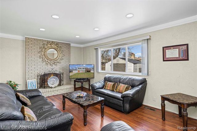 2923 Groves Drive, Sterling Heights, MI 48310