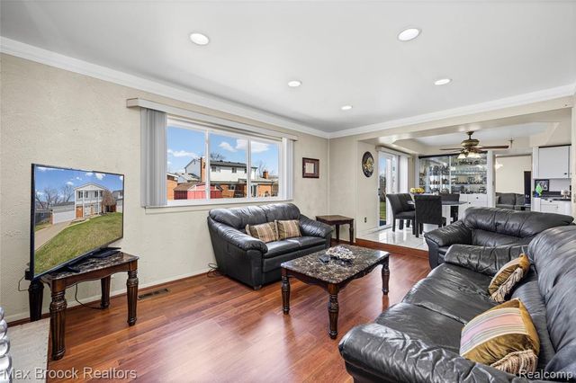 2923 Groves Drive, Sterling Heights, MI 48310