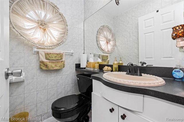 2923 Groves Drive, Sterling Heights, MI 48310