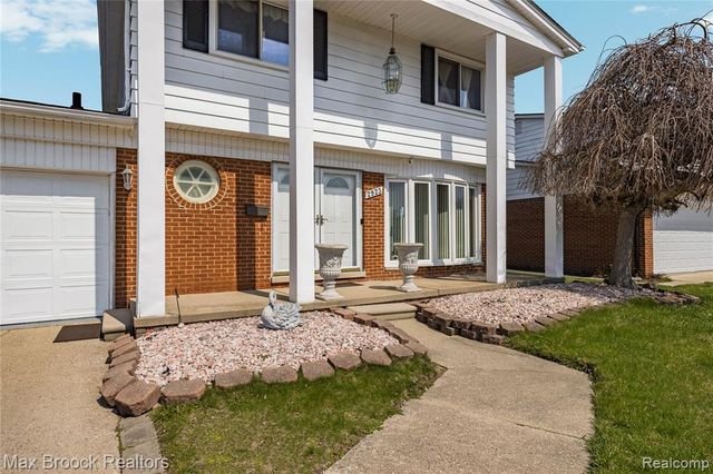 2923 Groves Drive, Sterling Heights, MI 48310