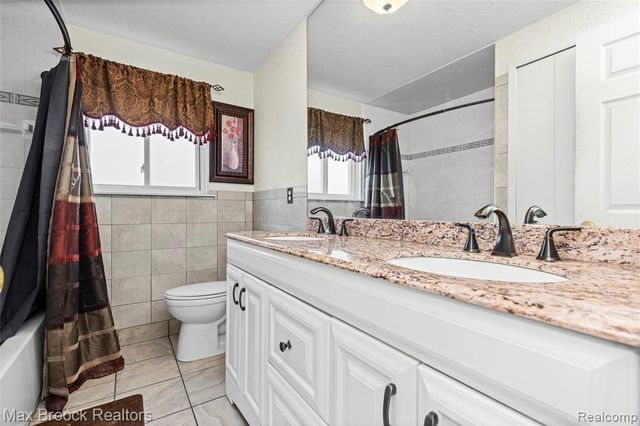 2923 Groves Drive, Sterling Heights, MI 48310