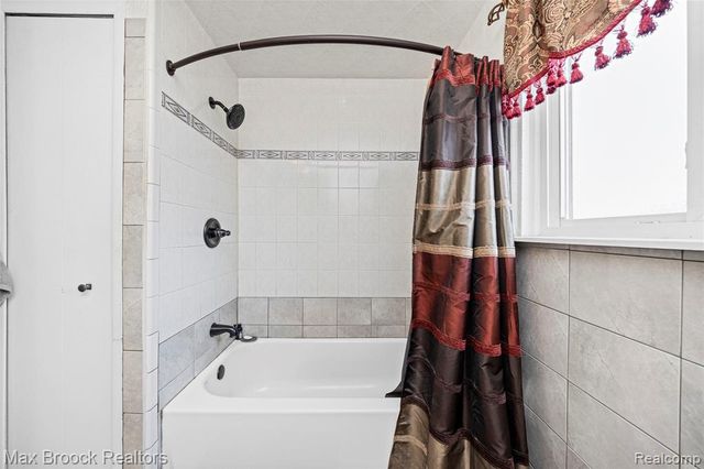 2923 Groves Drive, Sterling Heights, MI 48310