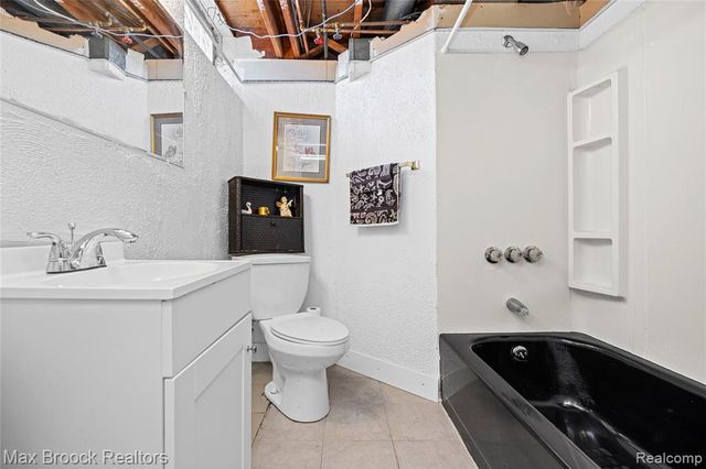 2923 Groves Drive, Sterling Heights, MI 48310