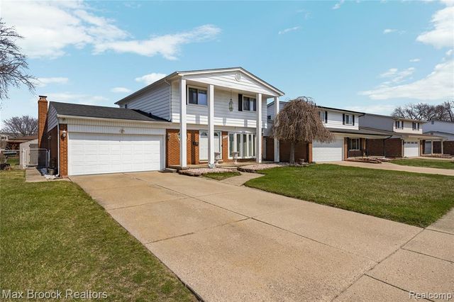2923 Groves Drive, Sterling Heights, MI 48310