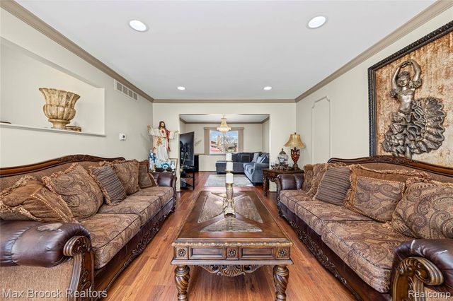 2923 Groves Drive, Sterling Heights, MI 48310