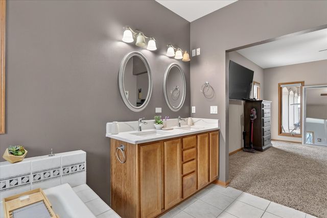 638 W Cedarville Road, Freeport, IL 61032