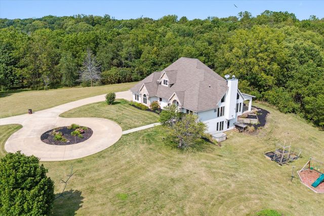 638 W Cedarville Road, Freeport, IL 61032