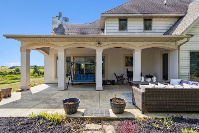 638 W Cedarville Road, Freeport, IL 61032