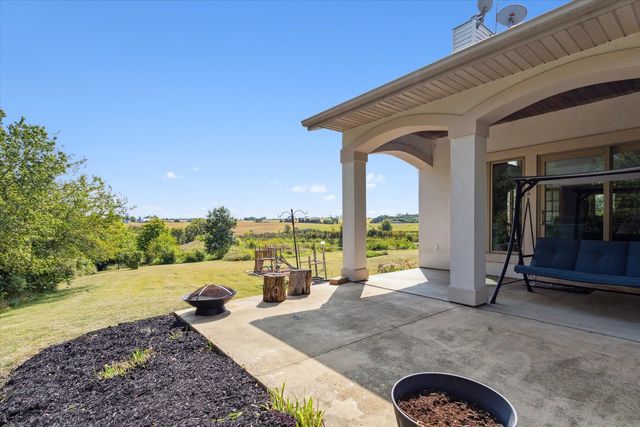 638 W Cedarville Road, Freeport, IL 61032