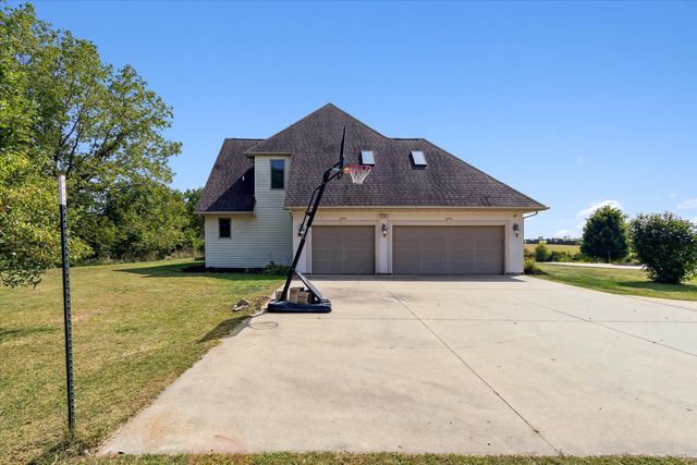 638 W Cedarville Road, Freeport, IL 61032