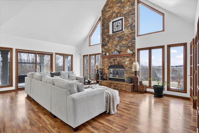 638 W Cedarville Road, Freeport, IL 61032