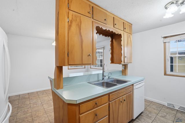 1929 EVERGREEN DR, Rapid City, SD 57702