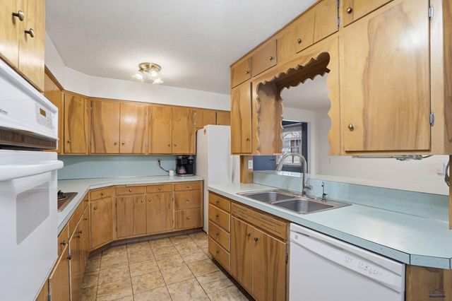 1929 EVERGREEN DR, Rapid City, SD 57702