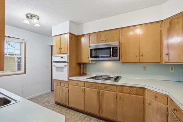 1929 EVERGREEN DR, Rapid City, SD 57702