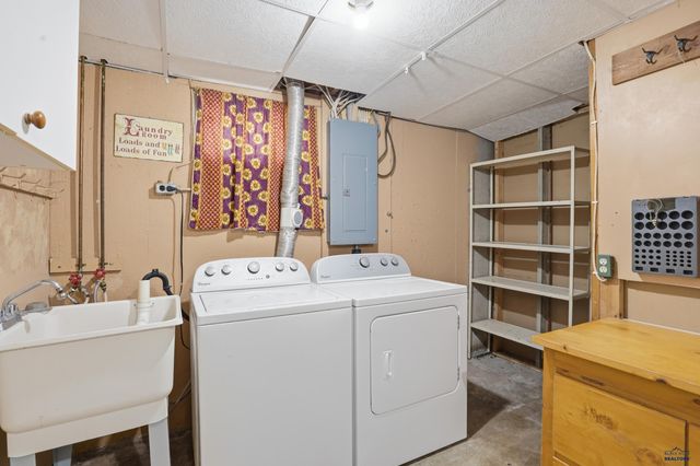 1929 EVERGREEN DR, Rapid City, SD 57702