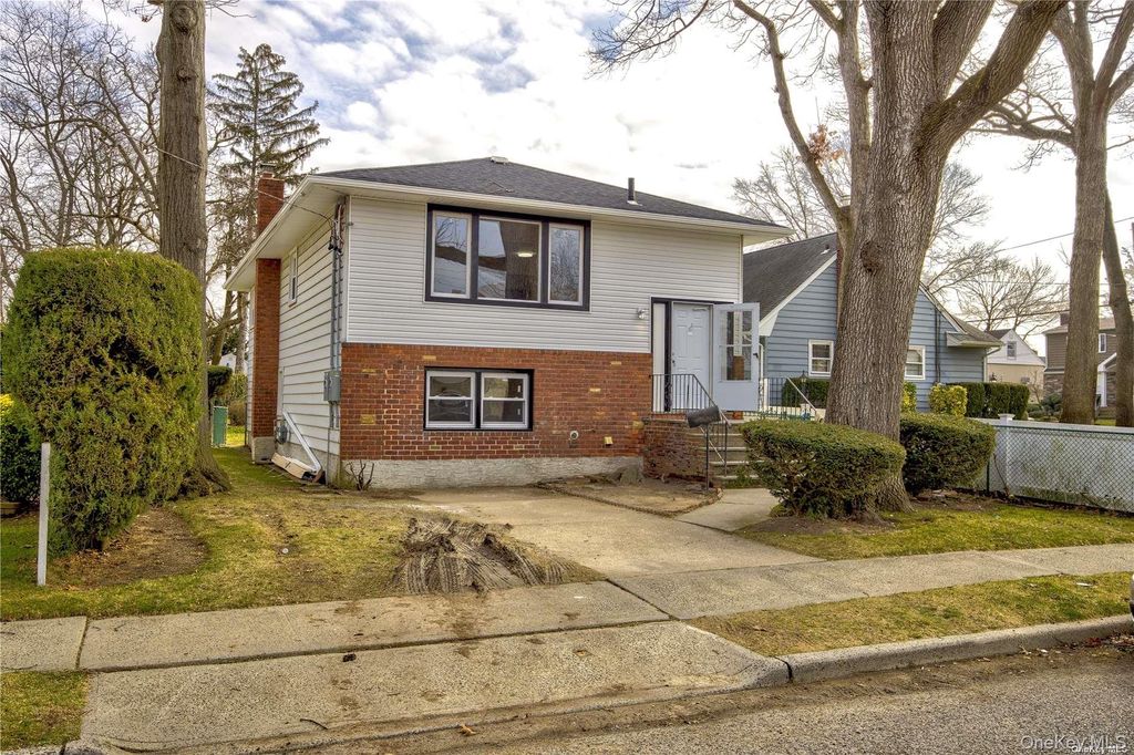 207 Catherine Avenue, Franklin Square, NY 11010