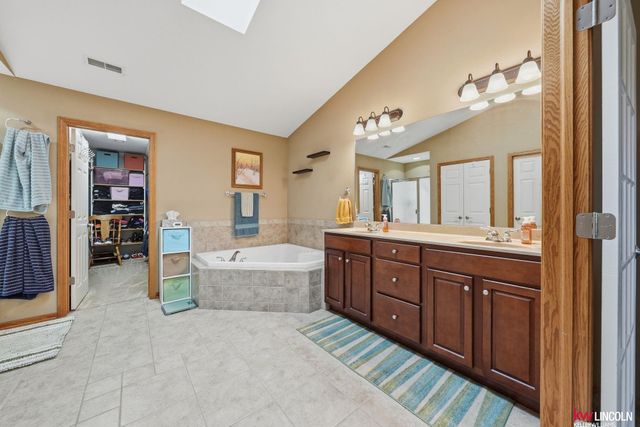 9624 Saint Clement Circle, Lincoln, NE 68526