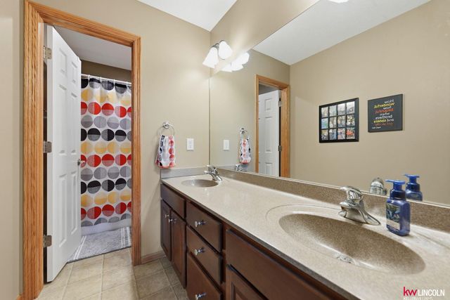 9624 Saint Clement Circle, Lincoln, NE 68526