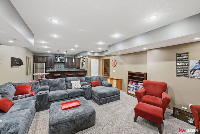 9624 Saint Clement Circle, Lincoln, NE 68526