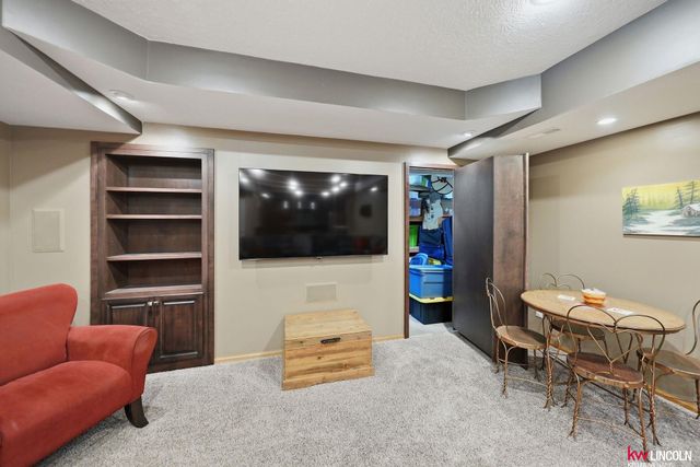 9624 Saint Clement Circle, Lincoln, NE 68526