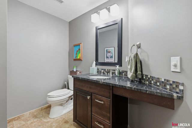 9624 Saint Clement Circle, Lincoln, NE 68526