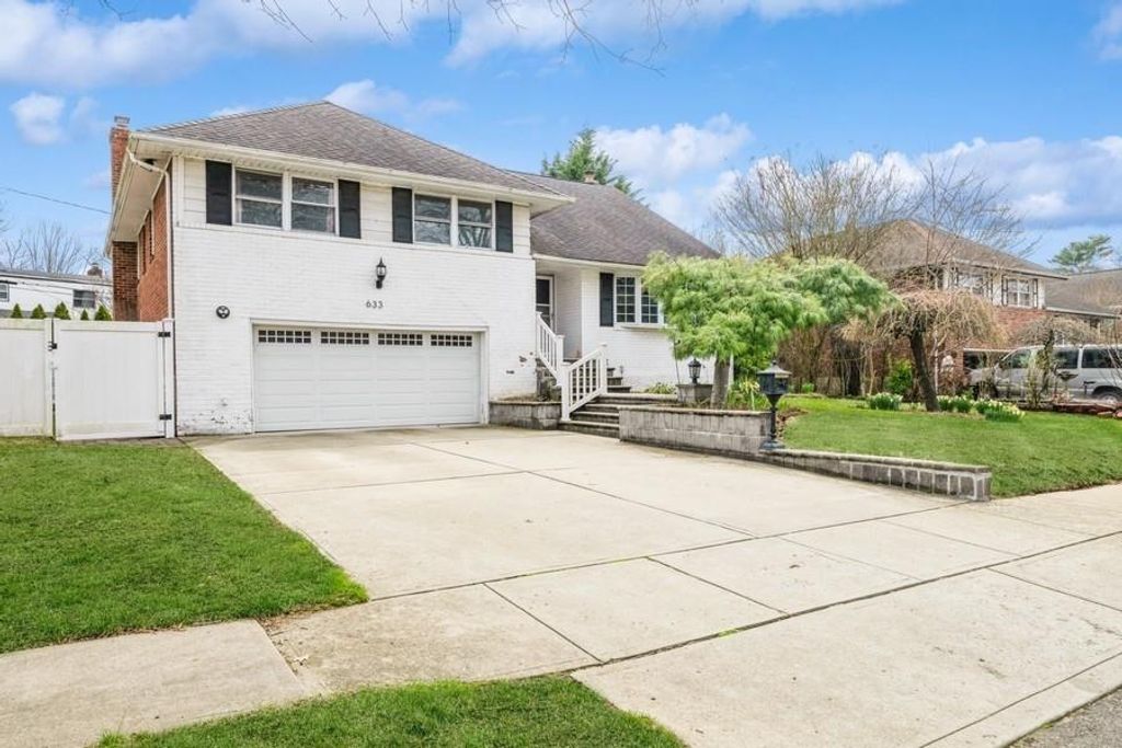 633 Nelson Place, Westbury, NY 11590