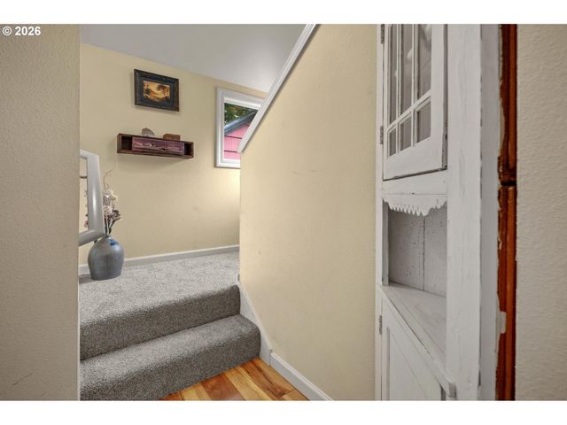 6180 Ne VERA St, Portland, OR 97213