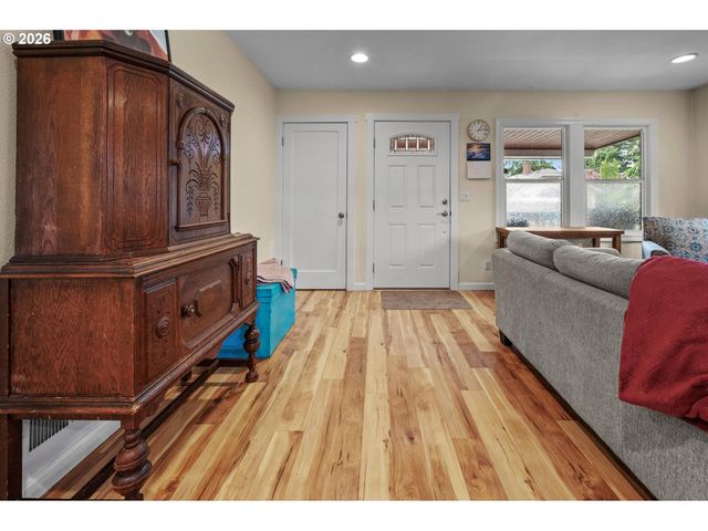 6180 Ne VERA St, Portland, OR 97213