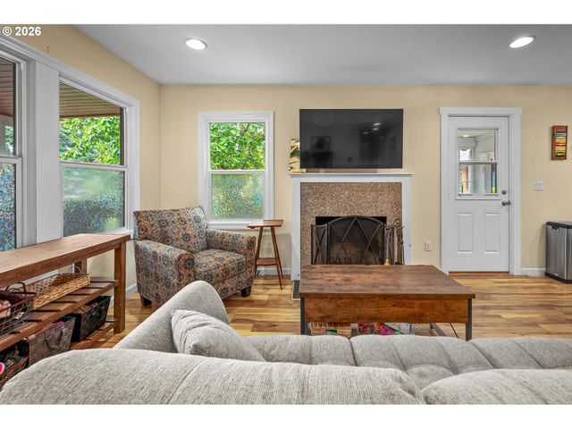 6180 Ne VERA St, Portland, OR 97213