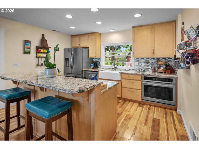 6180 Ne VERA St, Portland, OR 97213