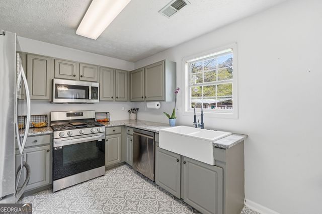 1001 Marina Trace Drive, Acworth, GA 30101