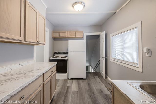 54 Hudson Avenue, Pontiac, MI 48342