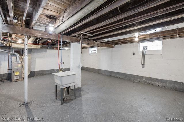 54 Hudson Avenue, Pontiac, MI 48342