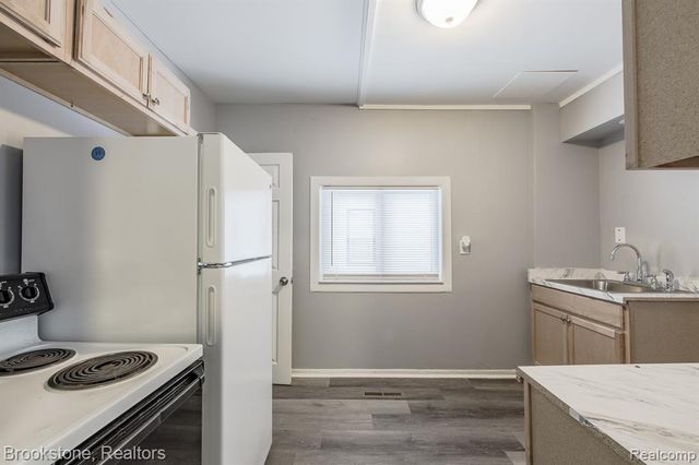 54 Hudson Avenue, Pontiac, MI 48342