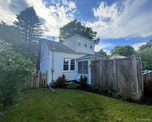 340 N Hagadorn Street, South Lyon, MI 48178