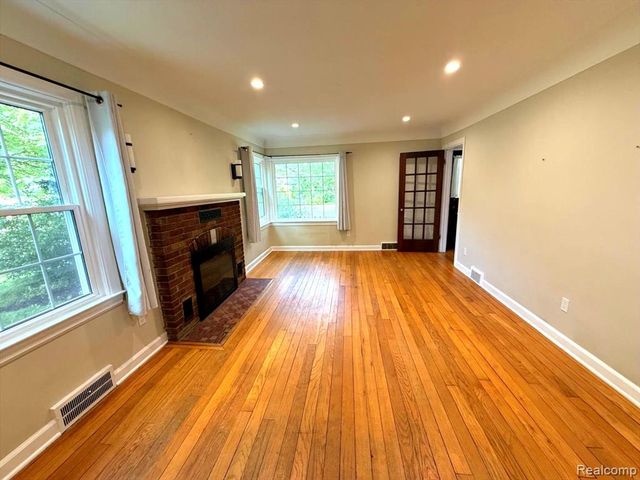 340 N Hagadorn Street, South Lyon, MI 48178