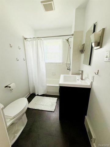 340 N Hagadorn Street, South Lyon, MI 48178
