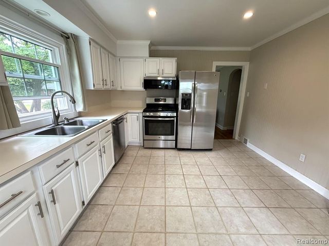 340 N Hagadorn Street, South Lyon, MI 48178
