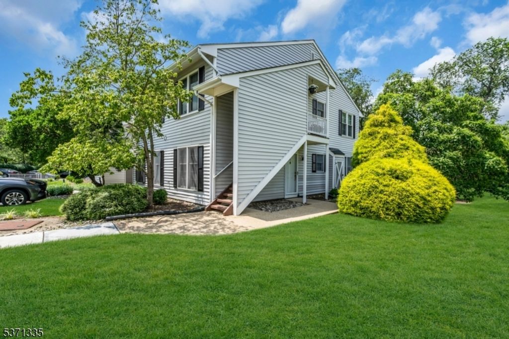 321 Sparrow Ct 321, Readington Twp., NJ 08887