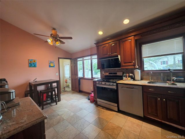 37 Jonquill Lane, Kings Park, NY 11754