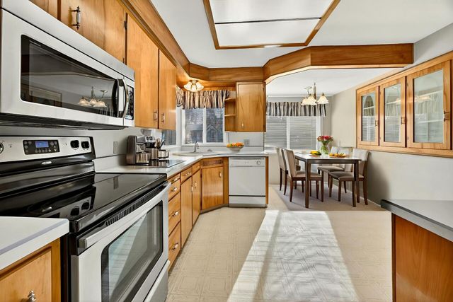 6 S Groveland Avenue, Medford, OR 97504