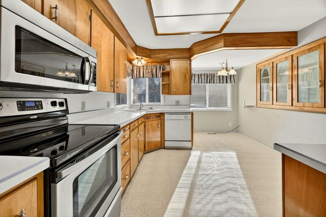 6 S Groveland Avenue, Medford, OR 97504